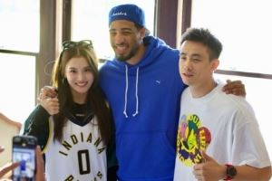 赵继伟妻子晒与哈利伯顿的合照:💙在印第安纳的我们
