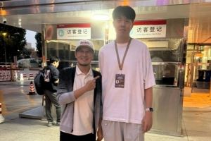 杨毅晒和大郅儿子合照:和他爸声音一模一样 不同点是小伙有微信