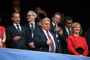 世体:巴萨球迷至今仍在每场比赛前嘘欧冠主题曲