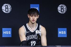 费尔南德斯:曾凡博是非常好的队友&很努力 他明天很有可能登场