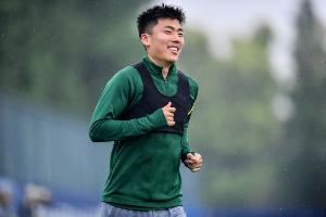 足球频道:24岁前国青球员何朕宇退役后加盟乌兰察布队征战蒙超