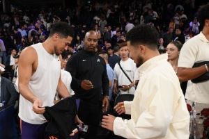 历史性会面!中国布克与布克本尊见面视频 布克微博转发该动态!
