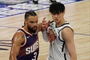 京媒:曾凡博两场比赛未能得分 以双向合同留在NBA的前景并不乐观