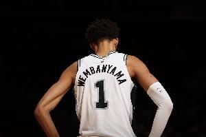 阿里纳斯:若文班场均27+12+DPOY+足够多胜场 他能当选MVP