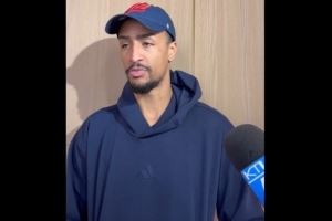 科林斯:队里老将对我高标准要求这是我所需要的 他们帮我很多