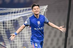 记者:蒋圣龙陪伴妻子生产后马不停蹄赶回青岛,准备明晚比赛