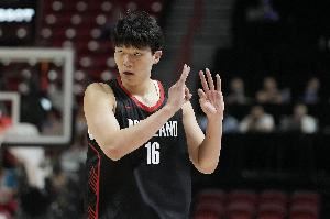 媒体人:杨瀚森的犯规太多了 但这也是新人中锋比较常见的现象