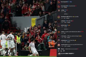 红魔心❤️马奎尔赛后晒滑跪庆祝照,配文:我爱这家俱乐部