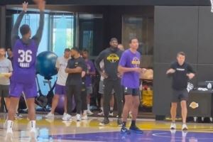  詹姆斯现身湖人训练场！雷迪克：暂无更新 目前只是个人训练
