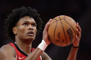 拉加-贝尔:KD和申京能吸引包夹 阿门必须要出手那些空位的投篮