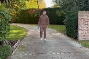 哈兰德整活展示英超9月最佳球员奖杯:适合散步的好天气