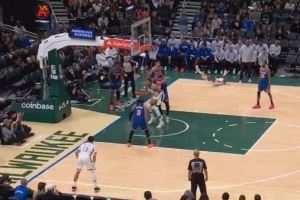 点燃主场!字母哥飞身大帽+二次进攻暴扣 大喊“这是我的地盘”