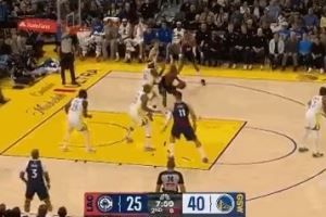 硬碰硬!小卡篮下强攻巴特勒转身抛投命中