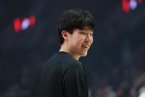 网友要刘维伟帮忙抱抱杨瀚森 刘维伟:抱过了 我们要相信他没问题