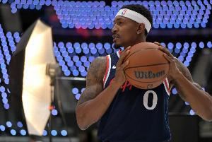 船记:赛后采访中卢不经意间提到比尔的缺阵对这种比赛很关键