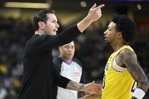  能打一打！小尼克-史密斯替补10分钟 6中2贡献7分1板1助