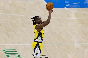 里突外投!内史密斯半场10中6砍并列最高18分 三分7中4