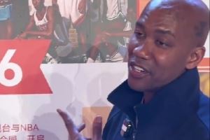 马布里透露96黄金一代合影小秘密:科比因左手打石膏并未露出