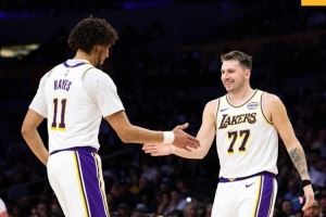  东契奇和海斯击掌庆祝！湖人晒赢球海报：今晚洛杉矶很吵