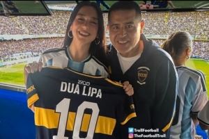  歌手杜阿-利帕现场观看博卡vs河床，先后手持两队球衣拍照引争议