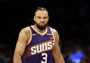  开局不佳！狄龙首节三分5中1 得到3分3助攻&正负值-7