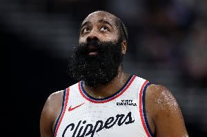  顶不住了啊！哈登高开低走下半场消失 首节12分&全场23分8板5助