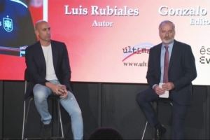  前西足协主席新书发布会被扔鸡蛋，袭击者是其叔叔已被警方逮捕