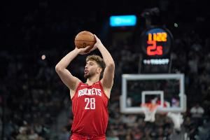  申老师游刃有余！申京半场7中5&三分3中2砍下12分7板3助3断1帽