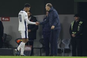  贝林厄姆半场和对手换球衣！球迷吐槽：他以为自己是超级巨星