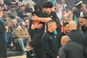  各为其主情谊不变！杨瀚森赛前跟好兄弟马卢阿奇合影并拥抱致意